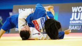 A judoca brasileira Mayra Aguiar, vestindo branco, sofreu um wazari da chinesa Zhenzhao Ma, mesmo golpe que a eliminou do Mundial de Baku.