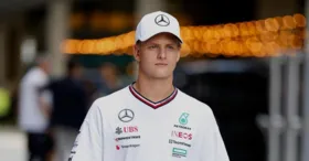 Mick Schumacher está no Brasil e distribuiu autógrafos em Interlagos