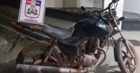 Motocicleta roubada foi encontrada com suspeito que se fingiu de morto durante abordagem policial em Santarém