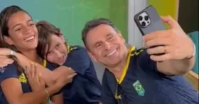 Murilo aproveita para tirar uma selfie entre eles e para fazer carinho no herdeiro, bastante mexido após ficar frente a frente com ela.