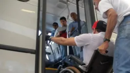 Pessoa com deficiência subindo em ônibus