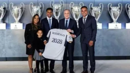 Rodrygo, ao lado de Florentino Pérez, dos pais e da irmã caçula, no anúncio da renovação com o Real Madrid.