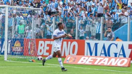 Jean Dias, que vem se  destacando pelo Paysandu após recuperar titularidade, comemora gol na Curuzu.