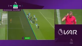 Momento em que lance de impedimento é analisado pelo VAR da Premier League.