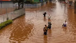 Um mês após a tragédia, o futuro é incerto para milhares de gaúchos atingidos pelas enchentes.