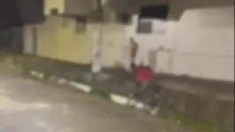 Suspeito tria abusado de mulher na rua