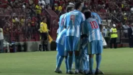 Jogadores do Paysandu comemoram o primeiro gol da goleada histórica sobre o Sport, em plena Ilha do Retiro.