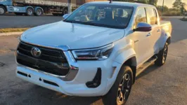 Hilux nova tentou escapar de bloqueio. Veículo sequer tinha placa