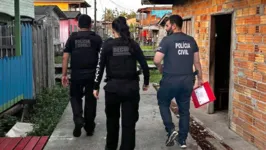 Agentes da Polícia Civil deflagraram operação que apura crimes relacionados a desvio de dinheiro público, corrupção, lavagem de dinheiro e fraude à licitação no Marajó