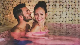 Descubra se fazer sexo na banheira faz bem para a saúde da região íntima