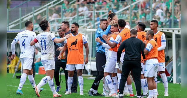 Imagem ilustrativa da notícia De virada, Paysandu vence a Chapecoense e sobe na tabela