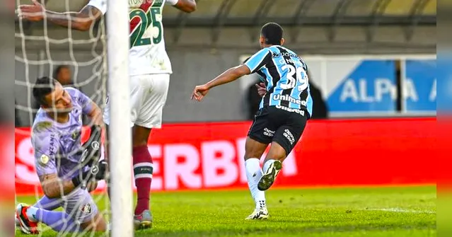 Imagem ilustrativa da notícia Grêmio vence na volta ao RS e afunda Fluminense na lanterna