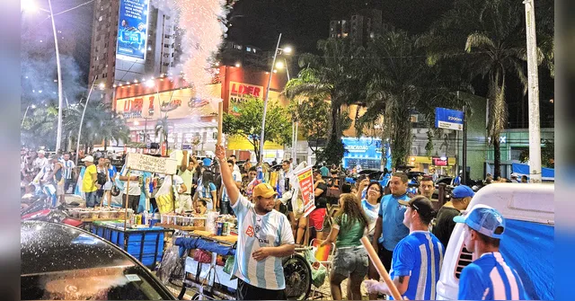 Imagem ilustrativa da notícia Confira a festa da torcida do Paysandu nos bares e na Doca