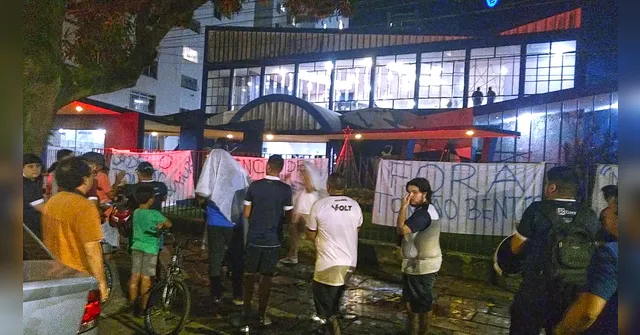 Imagem ilustrativa da notícia Crise no Clube do Remo: pressão e protestos na sede azulina