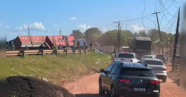 Imagem ilustrativa da notícia Caminhão carregado de ração tomba na "Curva do Cupuaçu"