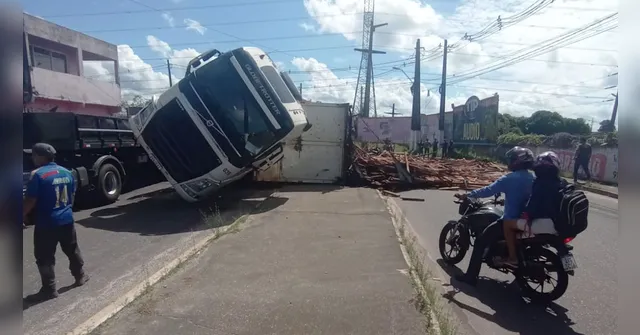 Imagem ilustrativa da notícia Carreta tomba na Avenida independência, em Ananindeua 