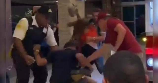 Imagem ilustrativa da notícia Vídeo: clientes de shopping brigam por urso de pelúcia