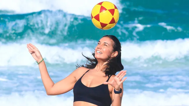 Imagem ilustrativa da notícia Alane Dias joga futevôlei na praia e exibe habilidade. Veja!
