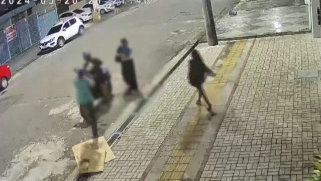 Imagem ilustrativa da notícia Vídeo: casal de assaltantes leva motocicleta na Pirajá