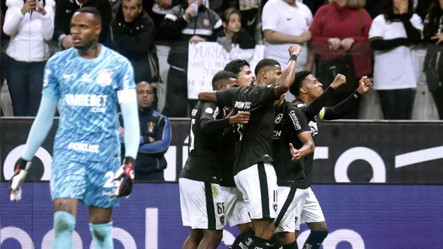 Imagem ilustrativa da notícia Botafogo vence, assume a liderança e deixa Corinthians no Z4