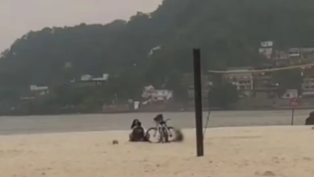 Imagem ilustrativa da notícia Casal é flagrado fazendo sexo ao lado de criança em praia