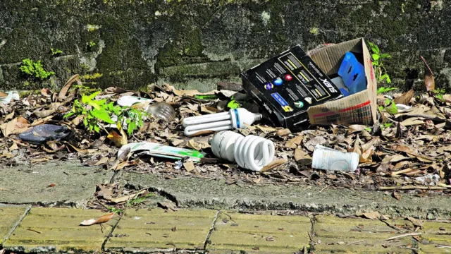 Imagem ilustrativa da notícia Lixo e mato se acumulam até na Praça Matriz de Ananindeua