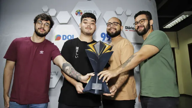 Imagem ilustrativa da notícia Campeões do Desafio Valorant visitam o DOL e recebem prêmio