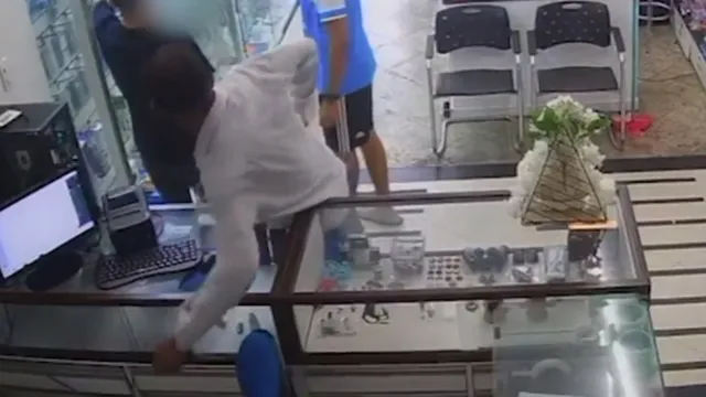 Imagem ilustrativa da notícia Vídeo: mão lisa aproveita descuido e leva celular de loja