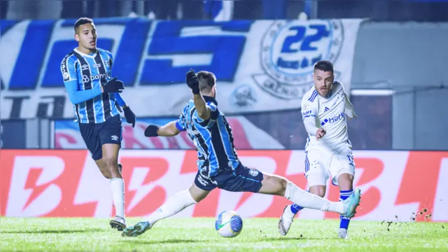 Imagem ilustrativa da notícia Cruzeiro vence com direito a 'lei do ex' e afunda o Grêmio