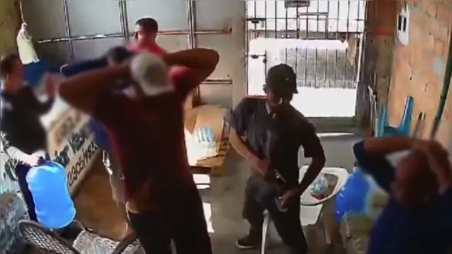 Imagem ilustrativa da notícia Vídeo: dupla assalta trabalhadores de depósito de água
