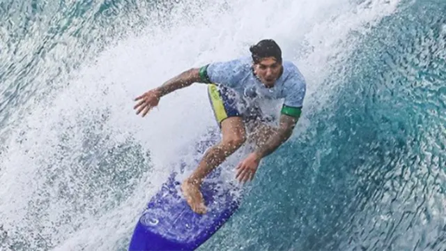 Imagem ilustrativa da notícia Medina dá show, elimina japonês e avança no surfe
