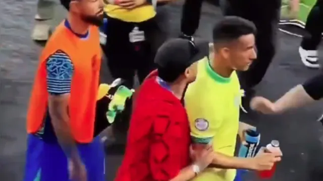 Imagem ilustrativa da notícia Capitão do Brasil bate boca com torcedor e Neymar intervém
