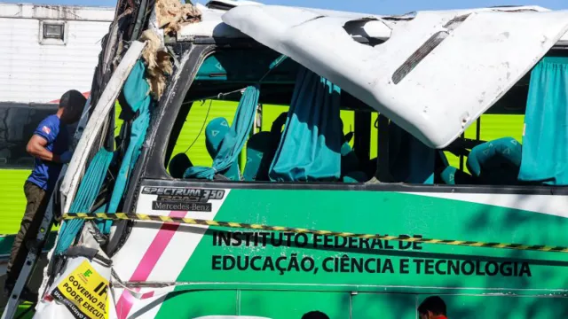 Imagem ilustrativa da notícia Ônibus do IFPA envolvido em acidente passa por perícia