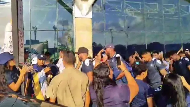 Imagem ilustrativa da notícia Vídeo: torcida dá apoio ao Clube do Remo no aeroporto