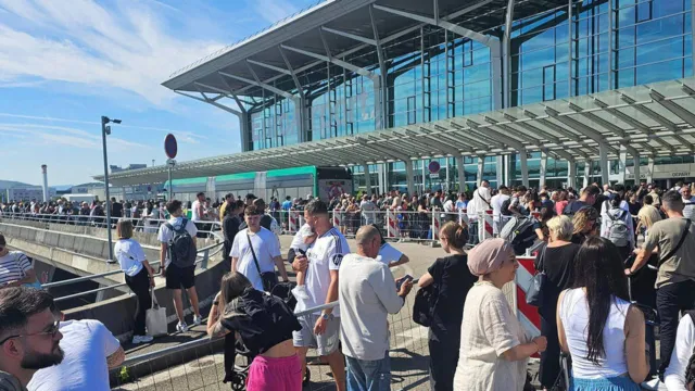 Imagem ilustrativa da notícia Aeroporto franco-suíço é evacuado após ameaça de bomba