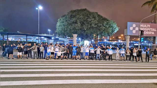 Imagem ilustrativa da notícia Vídeo: torcida do Paysandu faz festa em Florianópolis antes do jogo