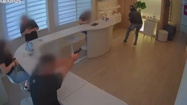 Imagem ilustrativa da notícia Vídeo: empresário reage e atira contra suspeito armado