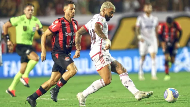 Imagem ilustrativa da notícia No sufoco, Flamengo vence o Vitória e assume vice-liderança