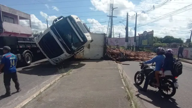 Imagem ilustrativa da notícia Carreta tomba na Avenida independência, em Ananindeua 