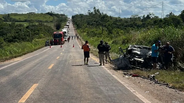 Imagem ilustrativa da notícia Carro bate de frente com caminhão e pega fogo