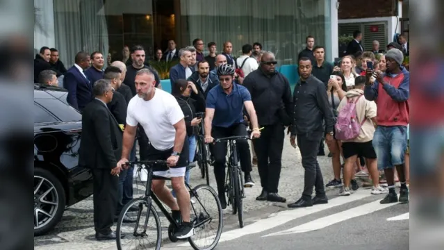 Imagem ilustrativa da notícia Eterno Wolwerine, Hugh Jackman passeia de bicicleta pelo Rio