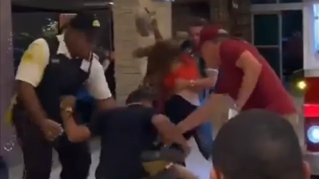 Imagem ilustrativa da notícia Vídeo: clientes de shopping brigam por urso de pelúcia