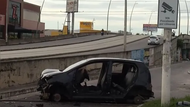 Imagem ilustrativa da notícia Vídeo: carro é “depenado” por pessoas após colisão em Belém