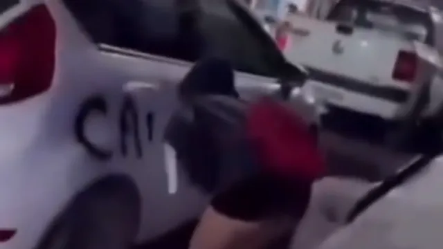 Imagem ilustrativa da notícia Veja: mulheres cobram homem e picham “caloteiro” em carro
