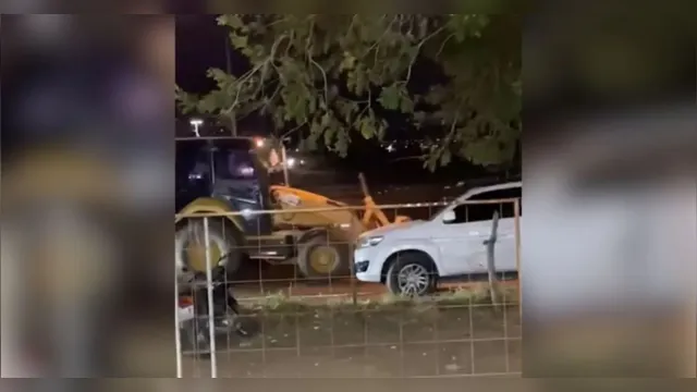 Imagem ilustrativa da notícia Homem destrói carros com retroescavadeira durante vaquejada