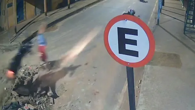 Imagem ilustrativa da notícia Vídeo: buraco em via arremessa motociclista em Santarém