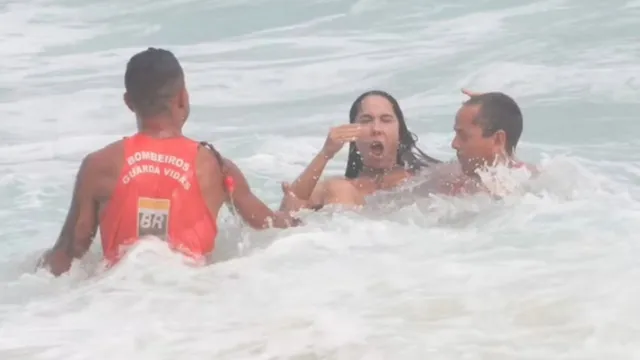 Imagem ilustrativa da notícia Mulher Melão se afoga em praia e é socorrida