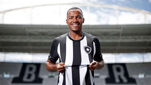 Imagem ilustrativa da notícia Volante Marlon Freitas renova contrato com o Botafogo