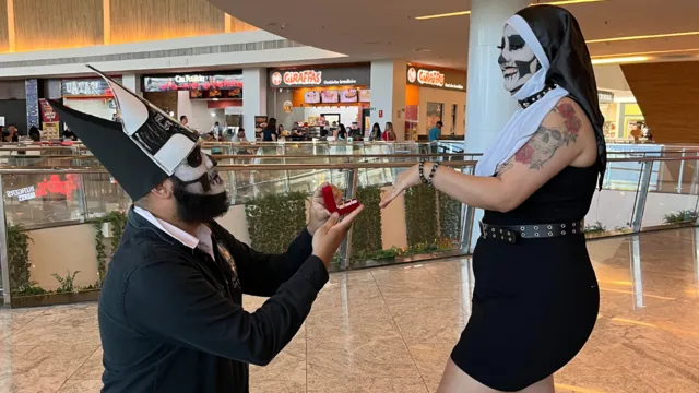 Imagem ilustrativa da notícia Pedido de casamento é feito com máscara de banda sueca em Belém