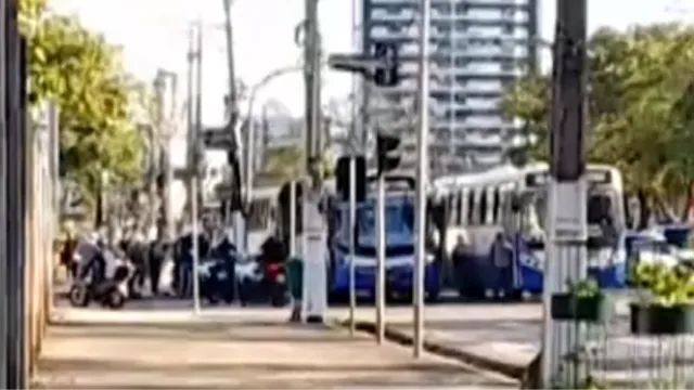 Imagem ilustrativa da notícia Criminosos realizam assalto a ônibus na Almirante Barroso